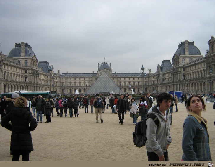 Louvre Pyramide1