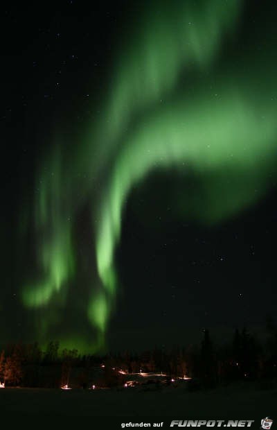 Northern Lights ueber Teepees