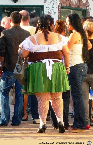 Dirndls gibt's in allen Größen und machen einen schlanken Fu Dirndls gibt's in allen Größen und machen einen schlanken Fu