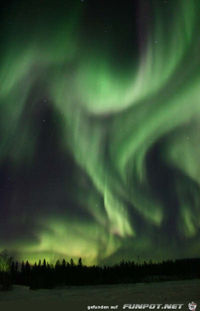 Northern Lights ueber Teepees