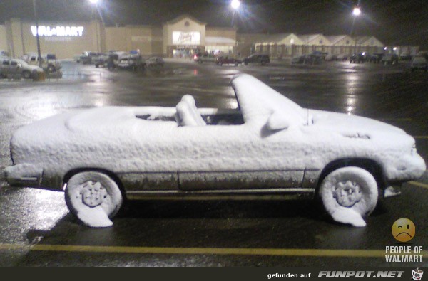 ein Auto mit Schnee