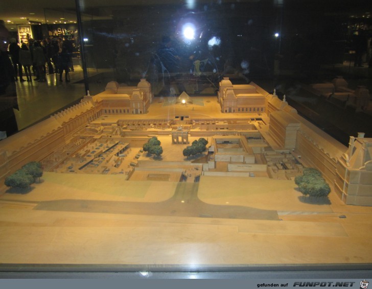 05 Louvre Modell