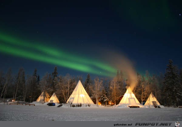 Nordlichter ber Teepees - Yellowknife, Kanada