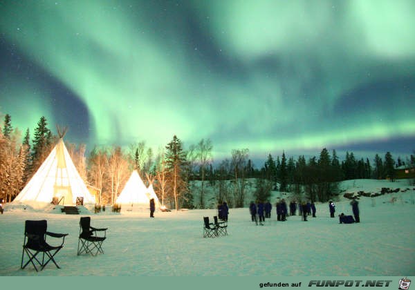 Northern Lights ueber Teepees