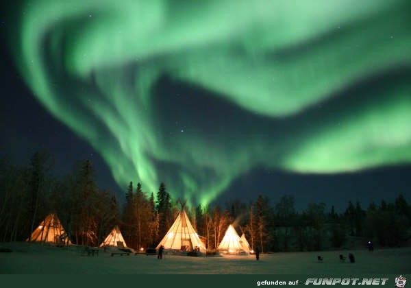 Northern Lights ueber Teepees