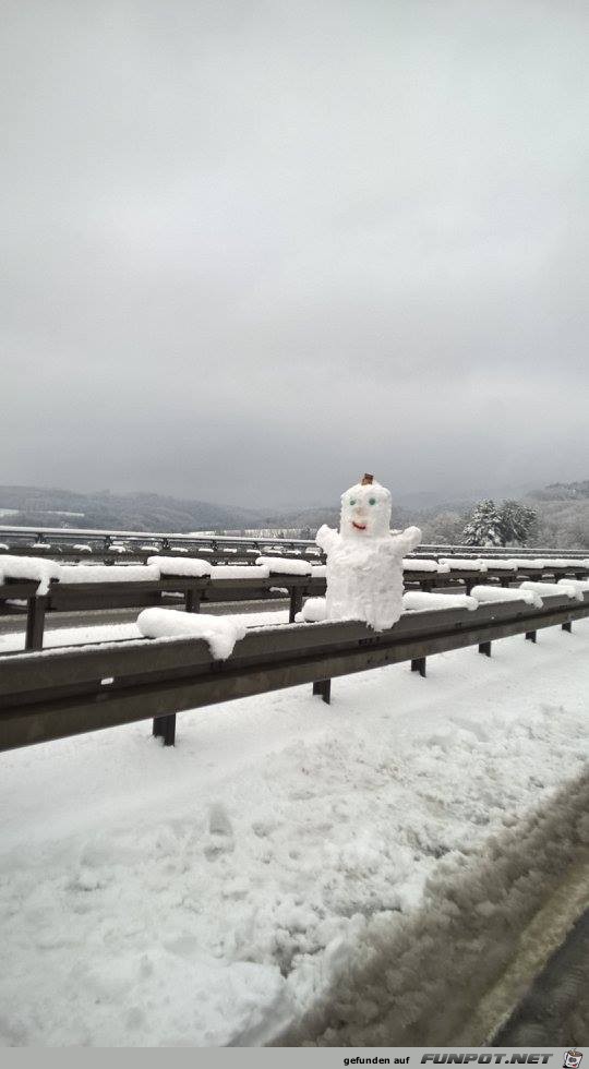 Schneemann an der Autobahn2