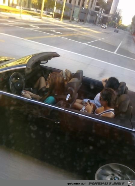 Junge Damen im Auto mit Handys