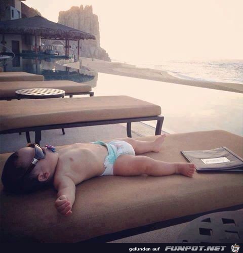 ein Baby aus einer Liege ein Baby aus einer Liege