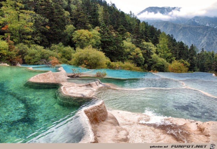 Huanglong - der Park in China besteht aus einem...