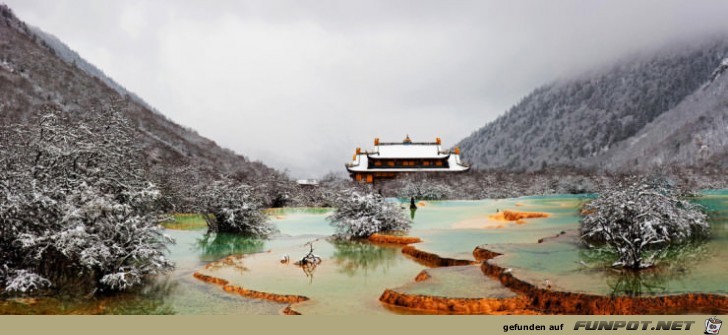 Huanglong - der Park in China besteht aus einem...