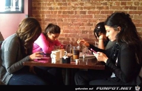 Frauen mit ihren Handys
