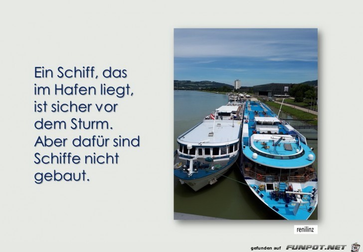 Ein Schiff das im Hafen liegt