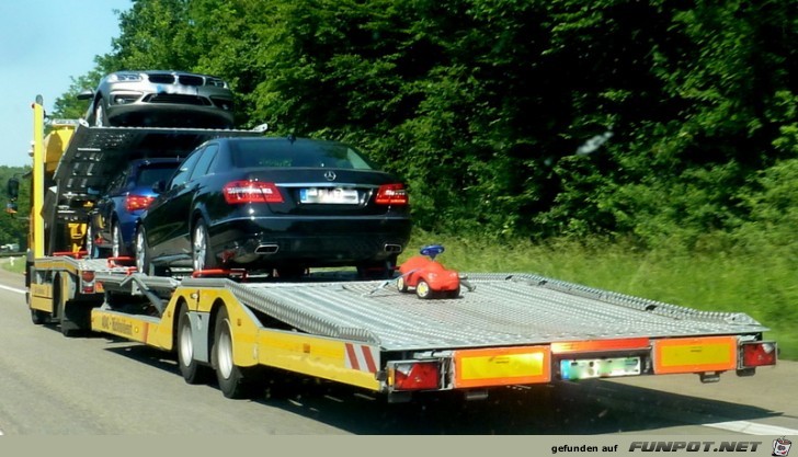 Vater und Sohn werden abgeschleppt