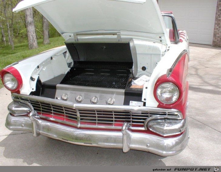 ein 1956 Ford Fairlane umgebaut in ein BBQ. Zum...