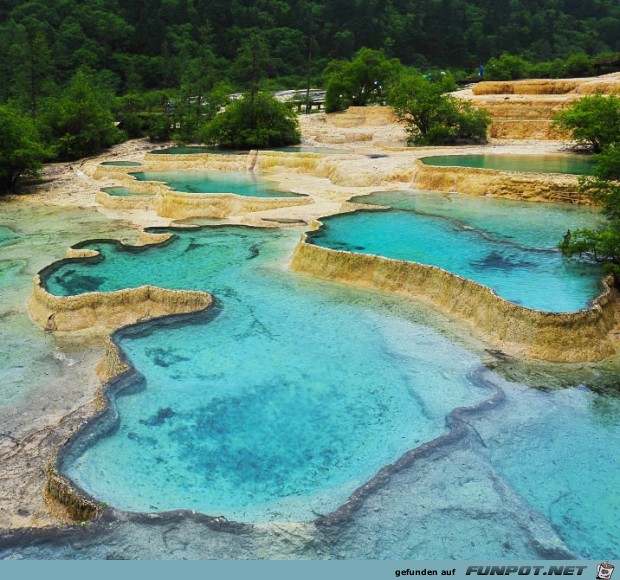 Huanglong - der Park in China besteht aus einem...