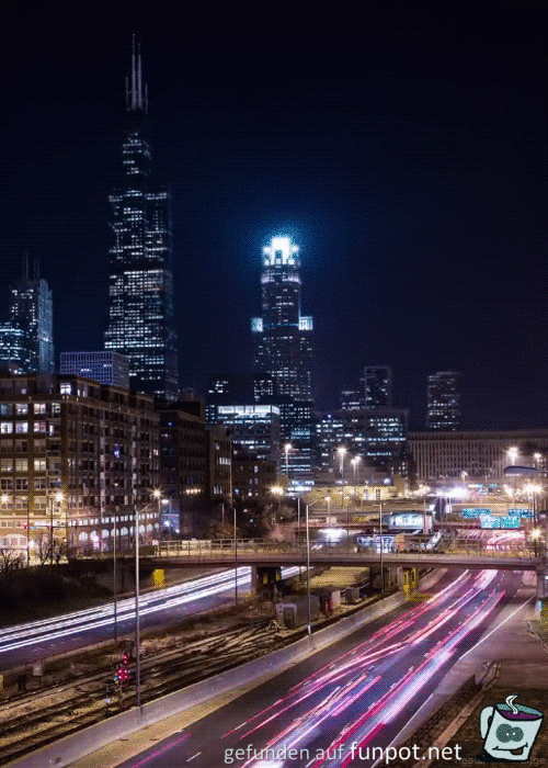 Nacht-Zeitraffer-Blick auf die Stadtautobahn