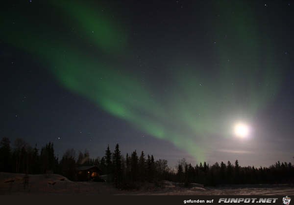 Northern Lights ueber Teepees