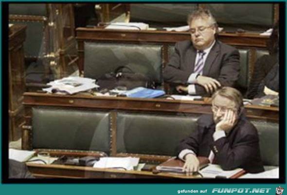 zwei Abgeordnete schlafen...
