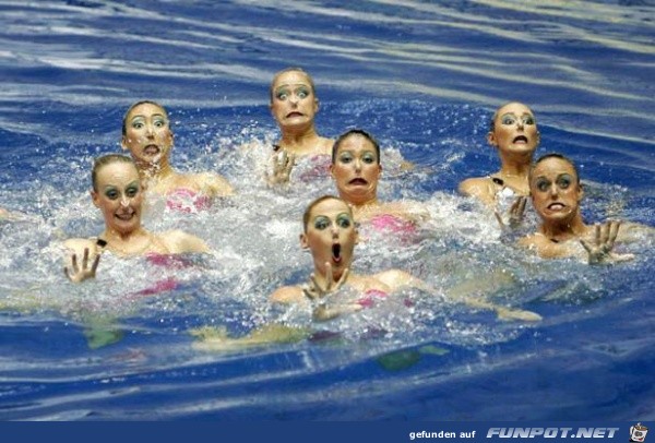 lustgie Gesichter beim Wasserballett