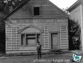 Eine Hausfassade kippt um Eine Hausfassade kippt um