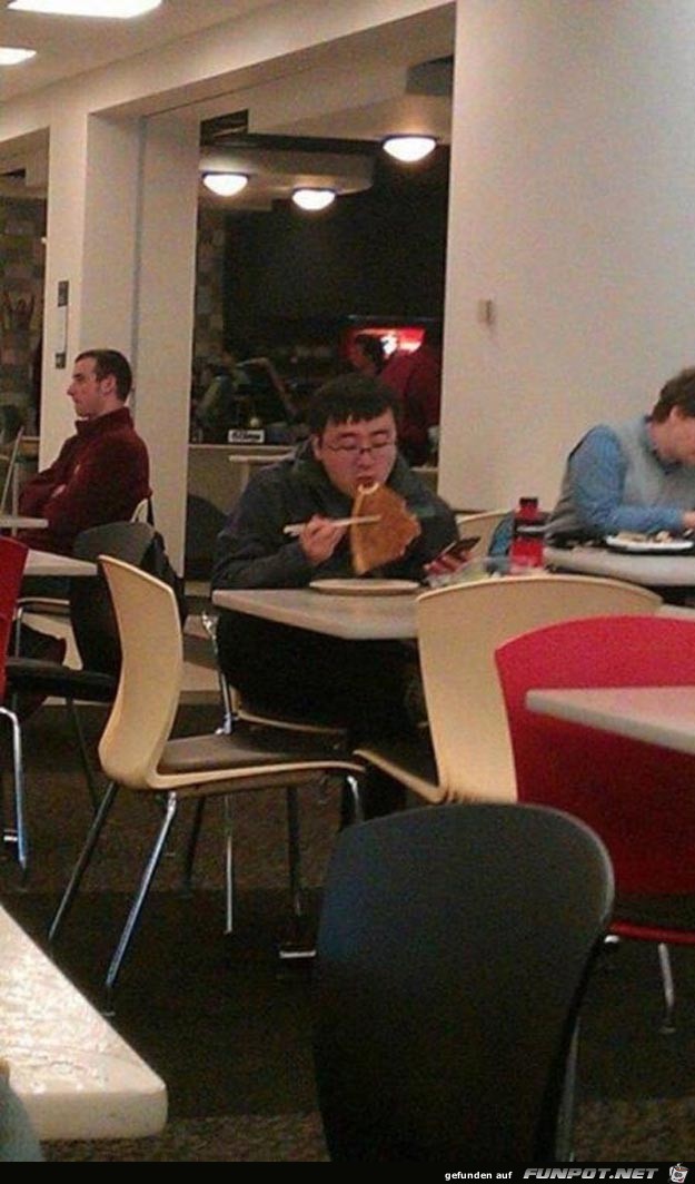 This-kid-eating-pizza-with-chopsticks