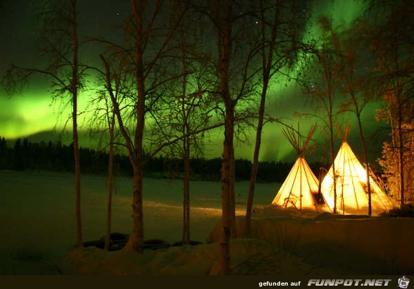 Northern Lights ueber Teepees