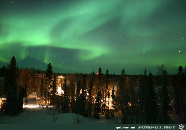 Northern Lights ueber Teepees