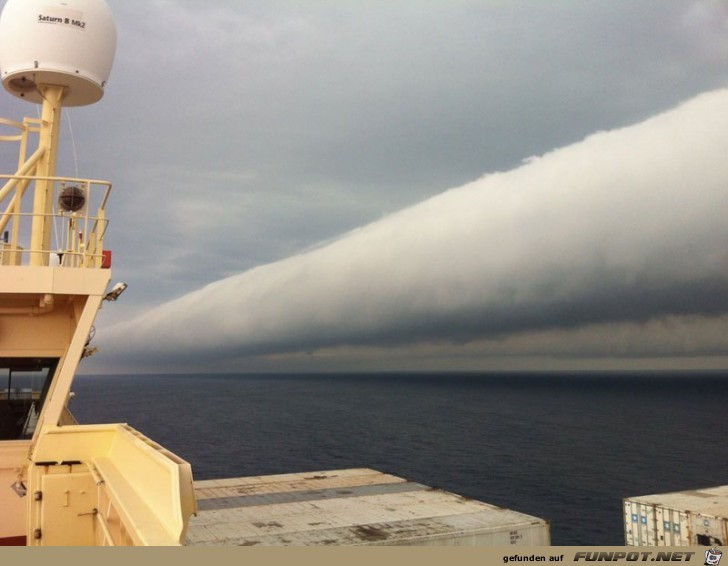 72 Roll-Wolke auf offenem Wasser