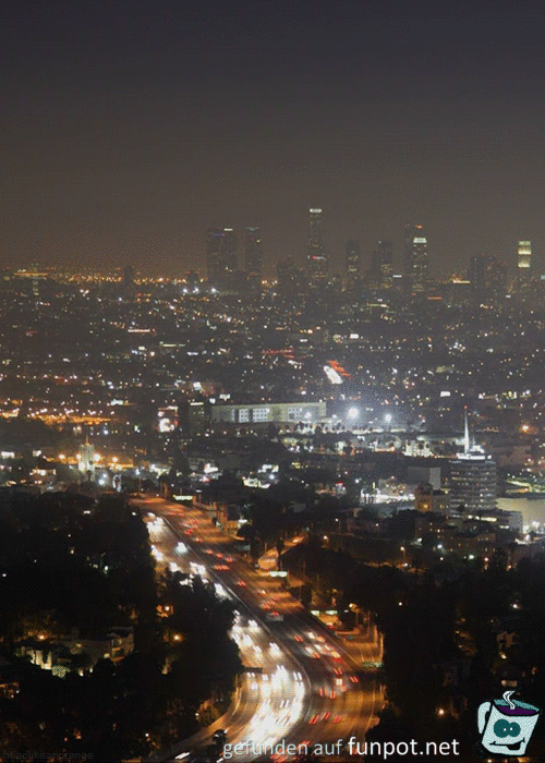 Nacht-Zeitraffer-Blick auf die grosse Stadt