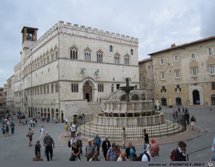 0927-18 Perugia Palazzo dei Priori