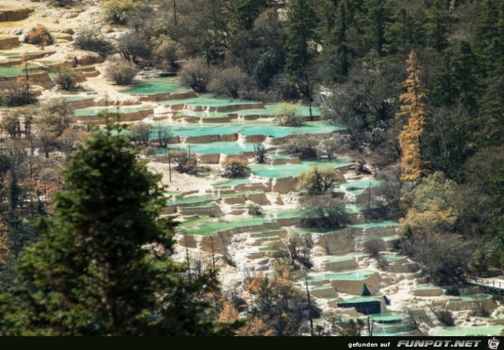 Huanglong - der Park in China besteht aus einem...