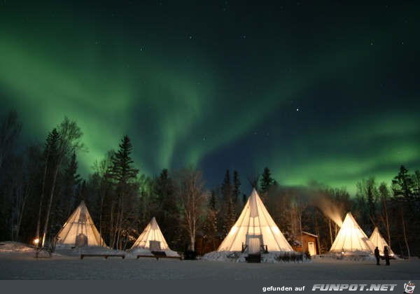 Northern Lights ueber Teepees