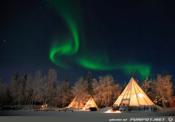 Northern Lights ueber Teepees