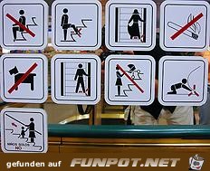 Warnschild an Rolltreppe Warnschild an Rolltreppe