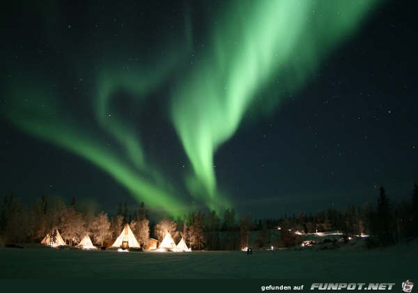 Northern Lights ueber Teepees