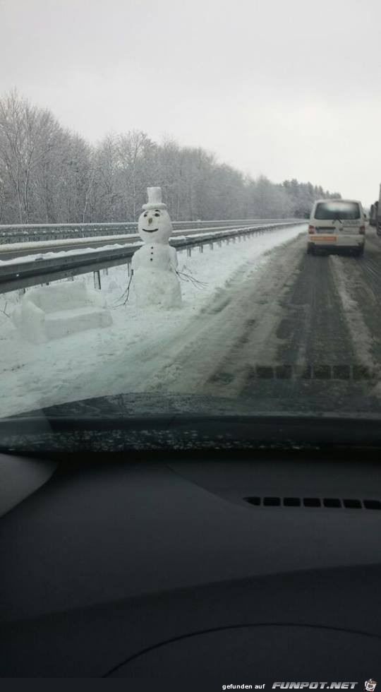 Schneemann an der Autobahn1