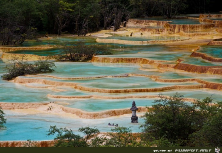 Huanglong - der Park in China besteht aus einem...