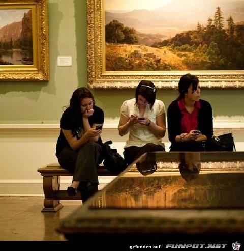 Frauen im Museum mit Handys