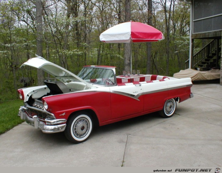 ein 1956 Ford Fairlane umgebaut in ein BBQ. Zum...