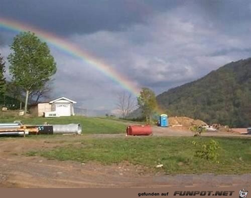 eine Regenbogen vom Dixi-Klo