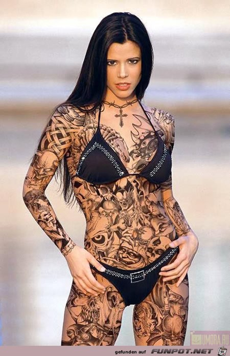eine Frau mit einem Ganzkrper-Tattoo