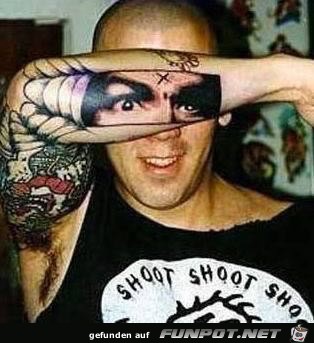ein Mann mit einem Tattoo