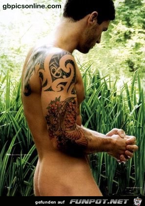 ein Mann mit einem Tattoo am Oberkoerper