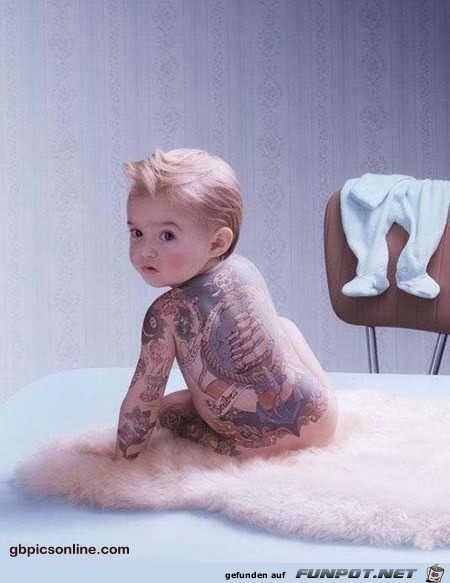 ein Baby mit Tattoo