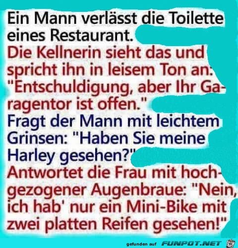 ein Mann verlaesst die Toilette 