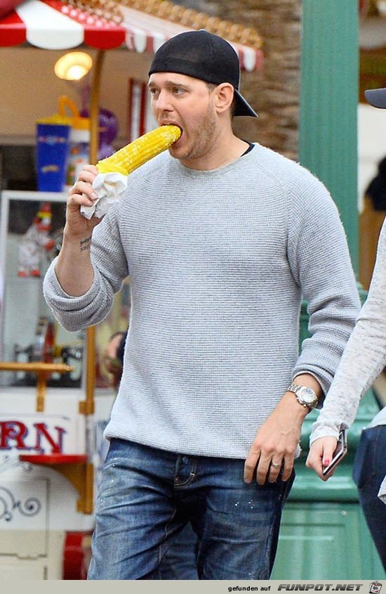 michael-buble-eating-corn-on-cob-wrong