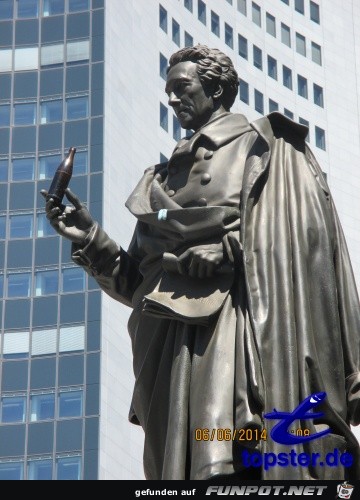 eine Statue mit einer Flasche eine Statue mit einer Flasche