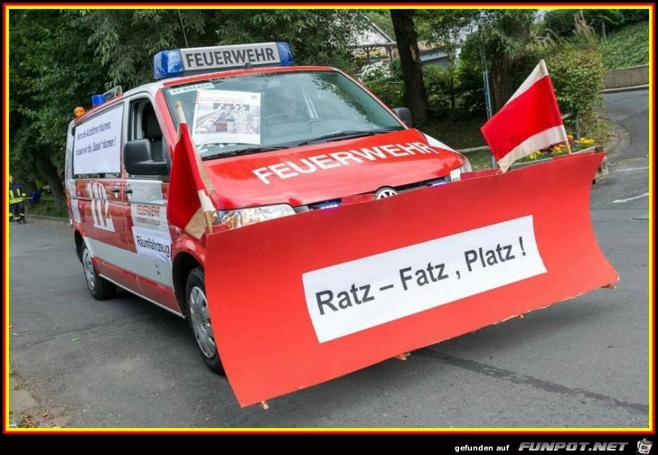 Feuerwehr macht die Rettungsgasse frei