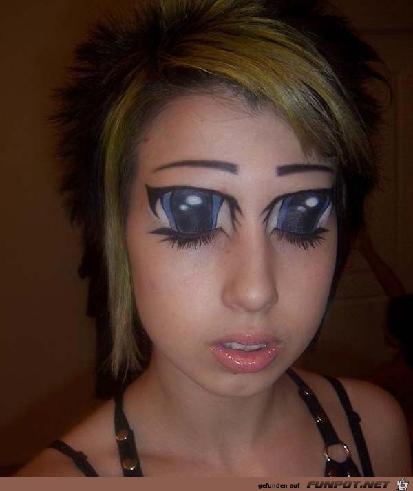strange-bizarre-pics-of-eyelid-tattoos-5 strange-bizarre-pics-of-eyelid-tattoos-5