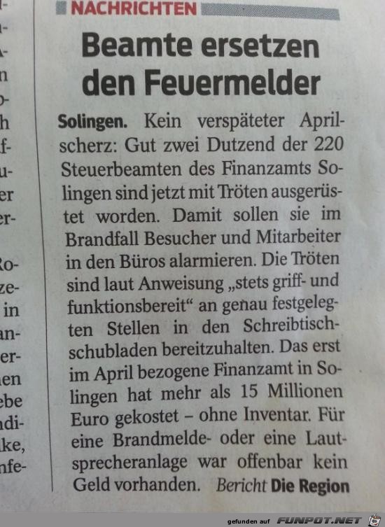 Beamte ersetzen den Feuermelder....... Beamte ersetzen den Feuermelder.......